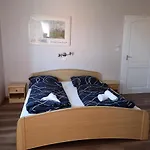 Zoeldhaz Panzio B&B 기에네스디아스