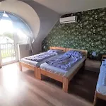 Zoeldhaz Panzio B&B 기에네스디아스