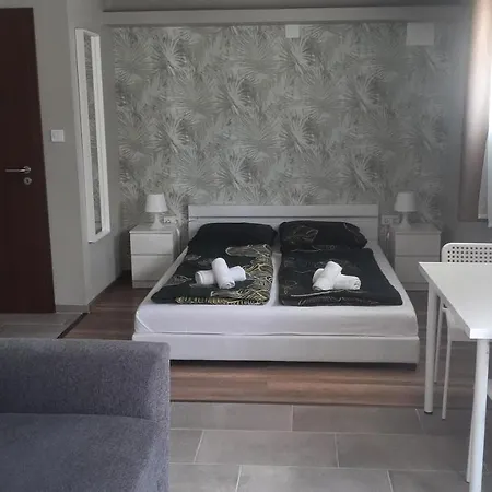 Bed and Breakfast Zoeldhaz Panzio Gyenesdiás