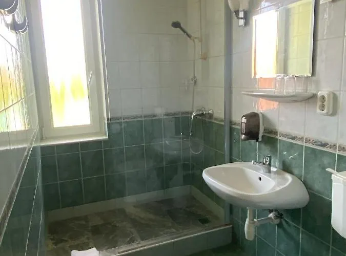 Zöldház Panzió Alojamento de Acomodação e Pequeno-almoço Gyenesdiás