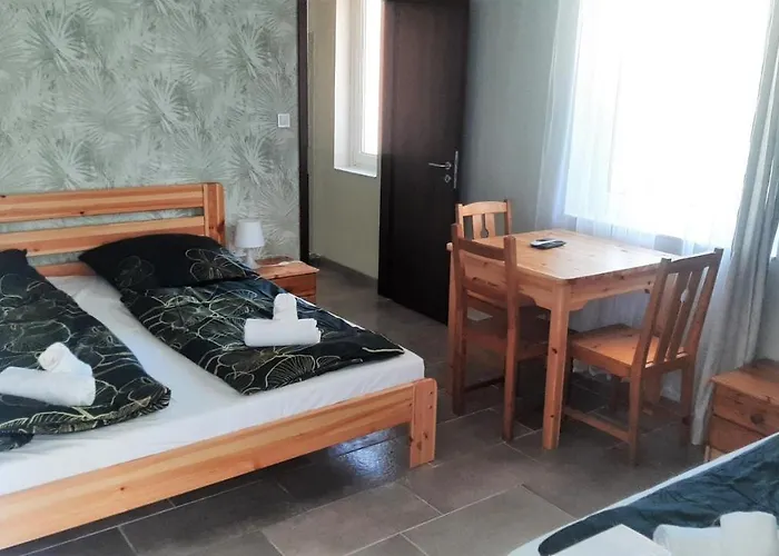 Zöldház Panzió Alojamento de Acomodação e Pequeno-almoço Gyenesdiás